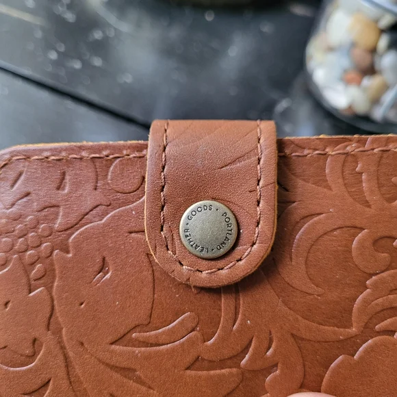 New Portland Leather Company Small Wallet Snap Zipper Tooled Medium Brown - Picture 3 of 9